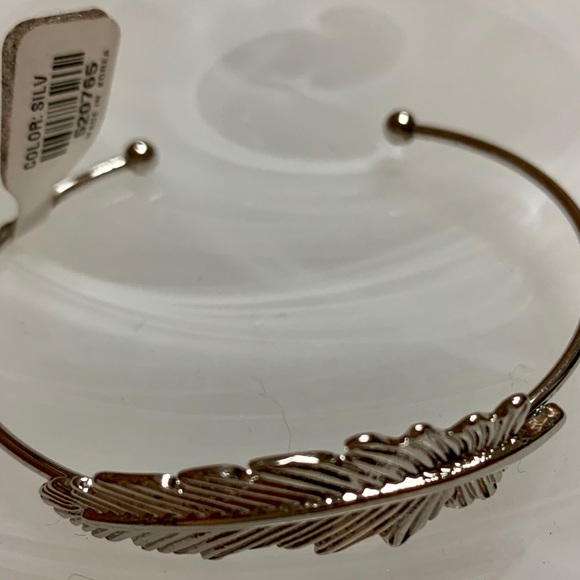 SILVER TONE SLIP-ON FEATHER TOPPED BANGLE NWT - Picture 3 of 8